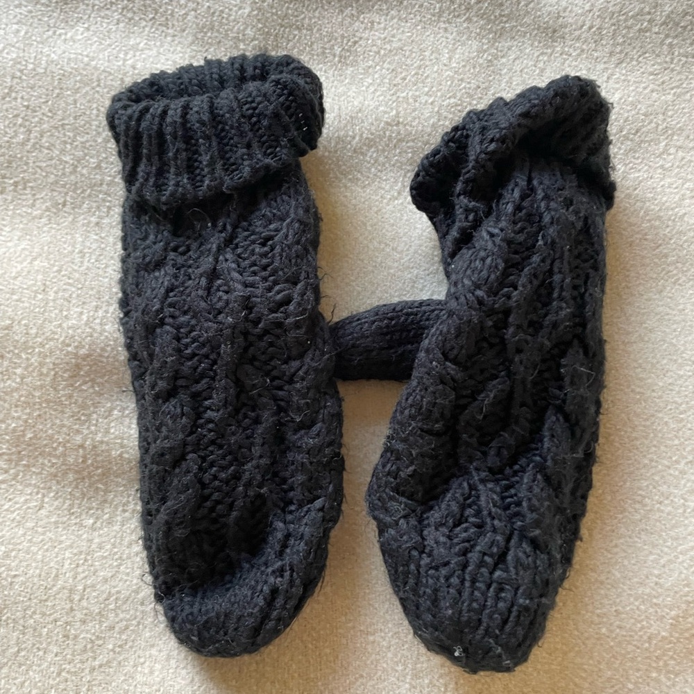 Black Gloves | H&M | Perfect Condition | Elegant & Cozy